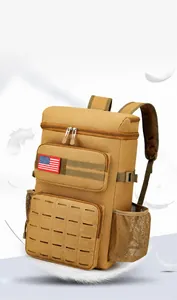 Zaino tattico kaki con sistema MOLLE e dettaglio patch con bandiera americana