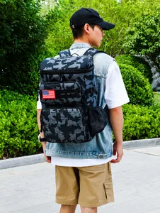 Dettaglio dello zaino tattico mimetico con patch bandiera USA e tasca a rete laterale
