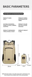 Detalle de mochila impermeable para exterior con diseño plegable y tejido ligero único