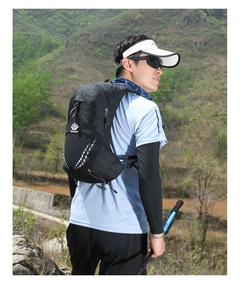 Détail du sac à dos de running avec bandes réfléchissantes pour la sécurité nocturne
