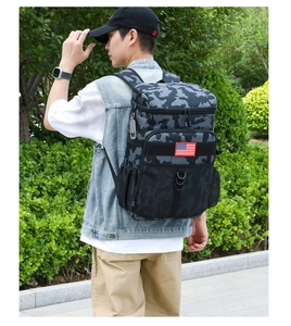Outdoor-Modell mit isoliertem Camouflage-Kühlrucksack und US-Flaggen-Patch-Detail