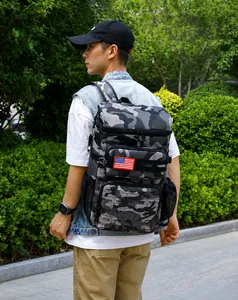 Zaino tattico mimetico outdoor con patch bandiera americana e sistema Molle laterale