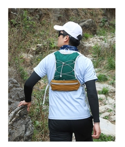 Nahaufnahme eines leichten Wanderrucksacks mit grün-gelbem Farbblock-Design auf dem Berg