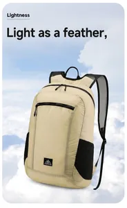 Detalle de mochila ligera beige para exterior con tela ripstop y bolsillo de malla
