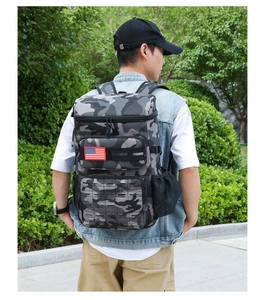 Rückansicht des taktischen Thermo-Rucksacks im Camouflage-Design für Outdoor-Abenteuer