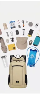 Detalle de capacidad de la mochila de senderismo beige con bolsa de agua y accesorios