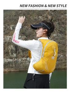 Sac d'hydratation avec bandes réfléchissantes et logo de montagne pour le trail running