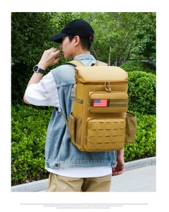 Detailansicht des taktischen Khaki-Rucksacks mit MOLLE-System und Flagge im Freien