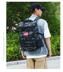 Seitenansicht des großen Outdoor-Rucksacks im Camouflage-Design beim Wandern
