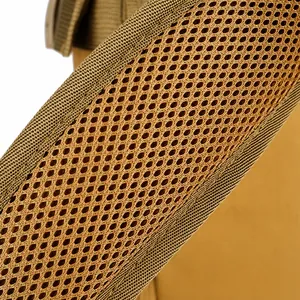 Dettaglio degli spallacci in rete traspirante dello zaino termico tattico color kaki