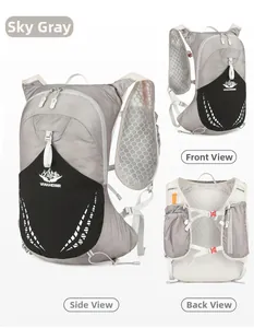 Vue détaillée d'un sac à dos de sport gris léger avec un filet en maille respirante