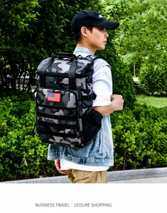 Dettaglio dello zaino termico mimetico con sistema Molle e patch bandiera USA