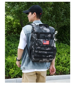 Detailansicht eines taktischen Tarn-Kühlrucksacks mit MOLLE-System und Flaggenaufnäher