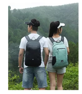 Mochila impermeable de senderismo para viajes y escalada en un paisaje de montaña