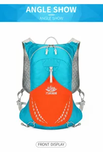 Vue de face d'un sac à dos de sport bleu avec détails orange et panneau arrière en filet