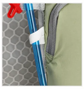 Detail der elastischen Schultergurt-Schlaufen zur Sicherung des Trinkschlauchs am Rucksack