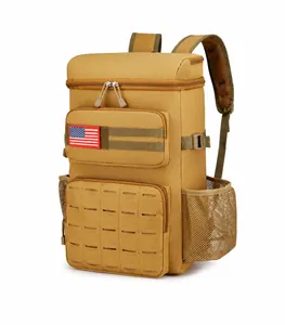 Dettaglio dello zaino tattico kaki con sistema MOLLE e toppa con bandiera americana