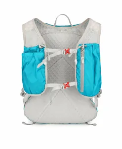 Détail de la veste de trail running bleue respirante avec mesh et sangles réglables