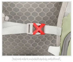 Detail der verstellbaren Brustschnalle am atmungsaktiven Mesh-Rücken eines Wanderrucksacks