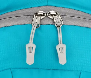 Détail des fermetures éclair doubles en métal et du tissu nylon ripstop du sac à dos