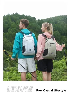 Mochila ligera e impermeable para senderismo mostrada en un entorno de bosque de montaña