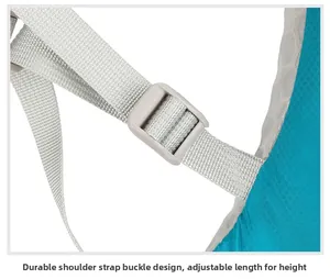 Détail de la boucle de sangle robuste et du filet respirant sur le sac à dos extérieur