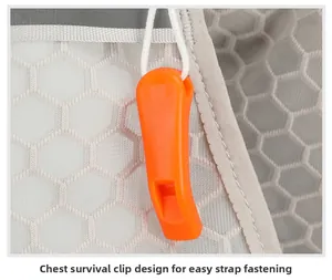 Detail der orangefarbenen Überlebenspfeife am Brustgurt eines Outdoor Wanderrucksacks