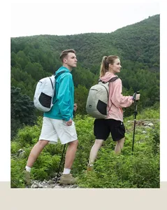 Senderistas con mochilas de exterior ligeras e impermeables en un pintoresco camino de montaña