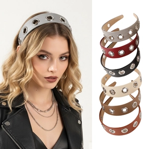 Nahaufnahme von PU-Leder Haarreifen im Punk-Stil mit silbernen Metallösen-Verzierungen