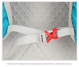 Détail de la sangle de poitrine avec boucle rouge sur le sac à dos de sport