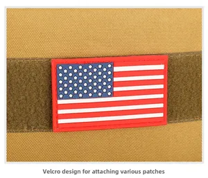 Dettaglio dell'area velcro tattica su uno zaino da trekking color kaki durevole