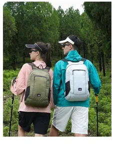 Mochila de senderismo impermeable en caqui y blanco con bastones de trekking