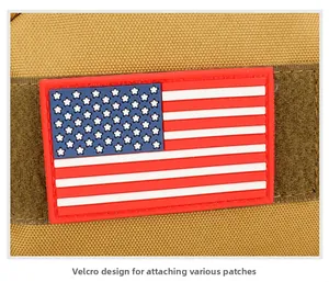 Dettaglio della zona tattica con velcro e bandiera USA su tessuto in nylon color sabbia