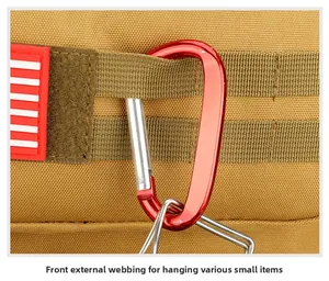 Dettaglio del sistema MOLLE su zaino tattico con moschettone rosso per appendere oggetti