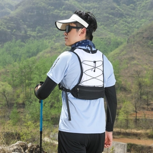 Leichte wasserfeste Trinkweste für Trailrunning und Wandern mit Mesh-Design