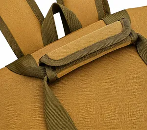 Dettaglio della maniglia rinforzata in tela kaki con chiusura velcro e cinghie verde oliva