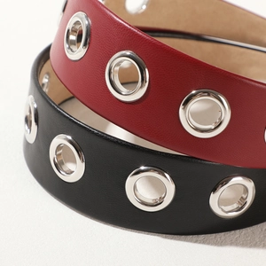 Haarreif im Punk-Stil aus PU-Leder mit großen Metallösen in Schwarz und Burgunderrot