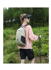 Detalle de la mochila de senderismo ligera e impermeable con bolsillos y bastón