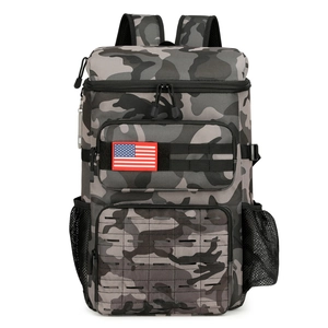 Isolierter Rucksack in Grau-Camo mit MOLLE-System und US-Flaggen-Aufnäher für Outdoor