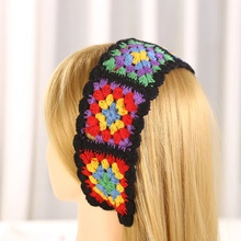 Nahaufnahme eines handgefertigten Häkel-Stirnbands mit bunten Granny-Square-Mustern