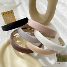 Detailaufnahme von sechs bunten, dicken Schwamm-Haarreifen mit Satin-Finish