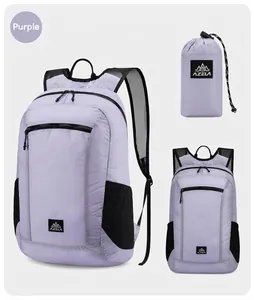 Dettaglio zaino in nylon viola pieghevole con spallacci in rete e custodia