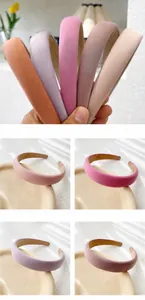 Detailansicht pastellfarbener Stoffhaarreifen in Clay Pink und zarten Lilatönen