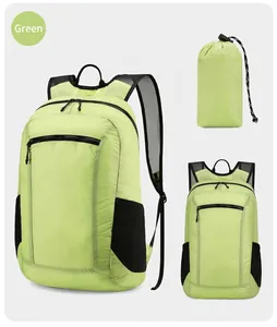 Vista dettagliata dello zaino outdoor verde impermeabile con custodia compatta