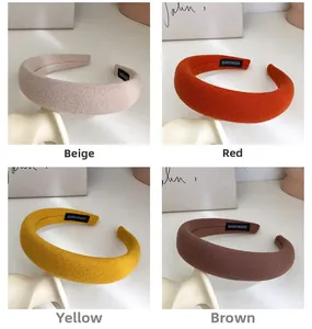 Details von vier handgefertigten Samt-Haarreifen in Beige, Rot, Gelb und Braun