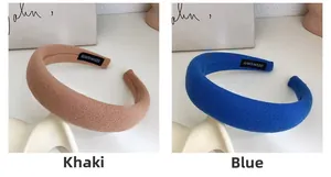 Detail von blauen und khakifarbenen Samt Stirnbändern mit handgefertigten Etiketten