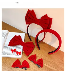 Collection de barrettes et de bandeaux en velours rouge sur un bureau en bois