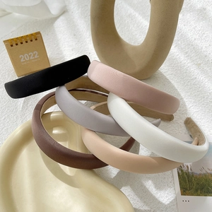 Minimalistisches breites gepolstertes Stirnband in mehreren Uni-Farben für Sommer-Styling
