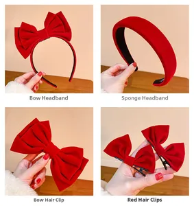 Vue macro d'un ensemble d'accessoires de cheveux en velours rouge avec nœuds