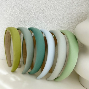 Minimalistische gepolsterte Haarreifen in Grün- und Blautönen für einen hohen Kronen-Look